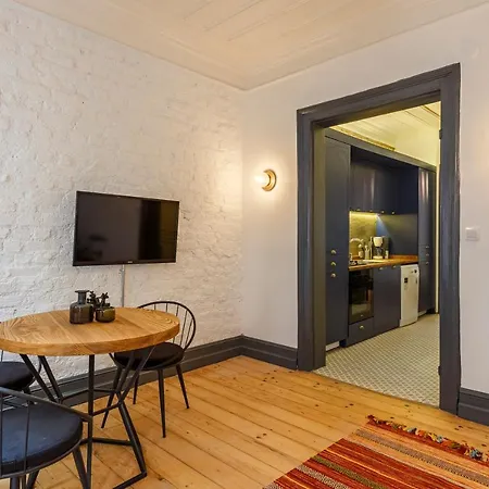1 Bedroom Renovated House In Taksim *